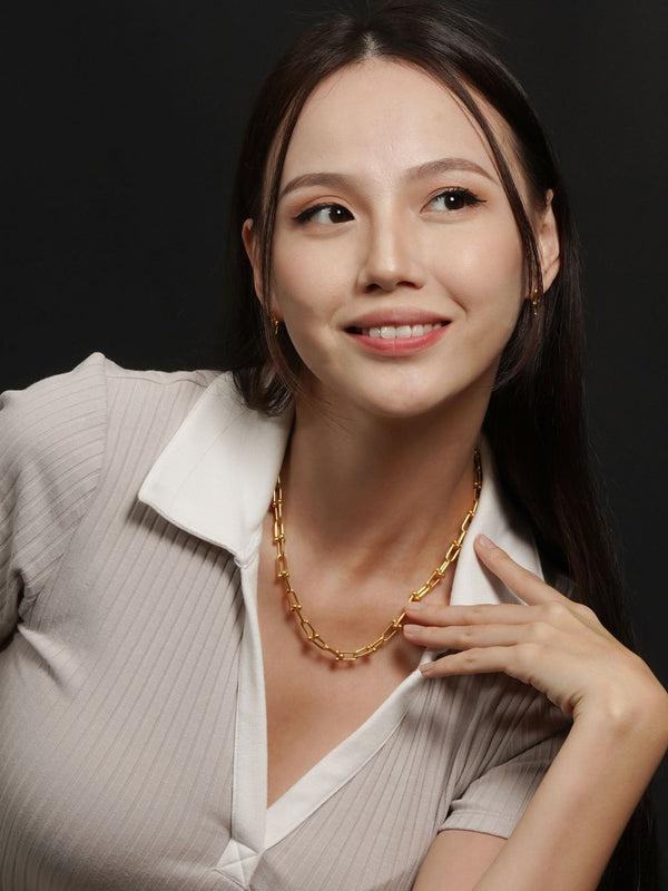 A women wearing a 916 Gold Joint Necklace