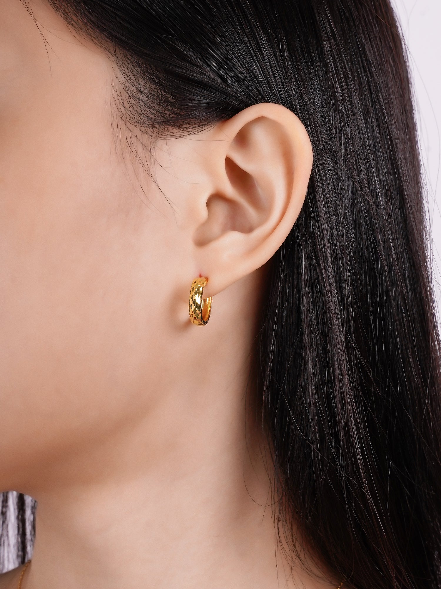 916 Gold Chiseled Earring