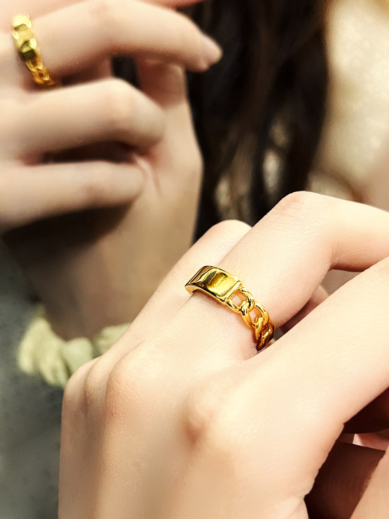 gold-wedding-moment-rings-for-ladies